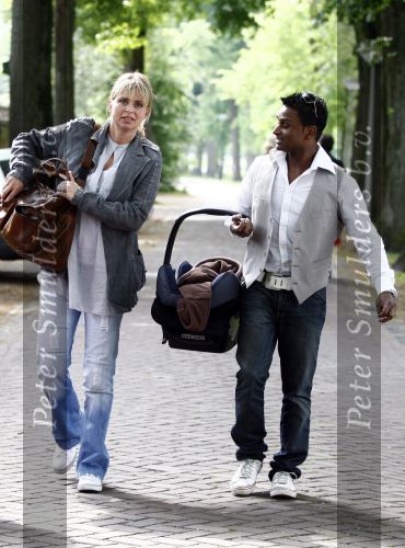 Ijsselstein Waalwijk 2 mei 2009
Karl Noten met zijn zoontje Joey Joy en zijn vrouw Chantal Peeters aan wandelen. Een dochter uit een eerdere relatie is er ook bij
Peter Smulders bv
