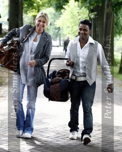 Ijsselstein Waalwijk 2 mei 2009
Karl Noten met zijn zoontje Joey Joy en zijn vrouw Chantal Peeters aan wandelen. Een dochter uit een eerdere relatie is er ook bij
Peter Smulders bv