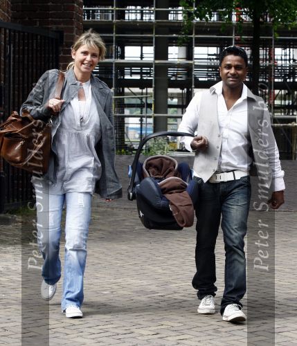 Ijsselstein Waalwijk 2 mei 2009
Karl Noten met zijn zoontje Joey Joy en zijn vrouw Chantal Peeters aan wandelen. Een dochter uit een eerdere relatie is er ook bij
Peter Smulders bv