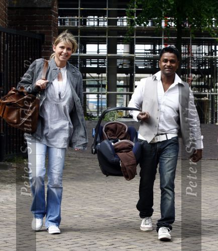 Ijsselstein Waalwijk 2 mei 2009
Karl Noten met zijn zoontje Joey Joy en zijn vrouw Chantal Peeters aan wandelen. Een dochter uit een eerdere relatie is er ook bij
Peter Smulders bv