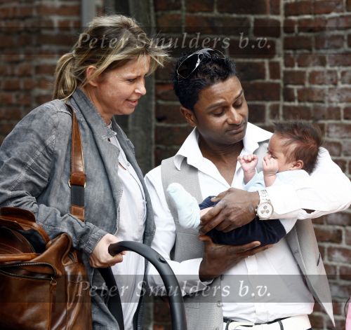 Ijsselstein Waalwijk 2 mei 2009
Karl Noten met zijn zoontje Joey Joy en zijn vrouw Chantal Peeters aan wandelen. Een dochter uit een eerdere relatie is er ook bij
Peter Smulders bv