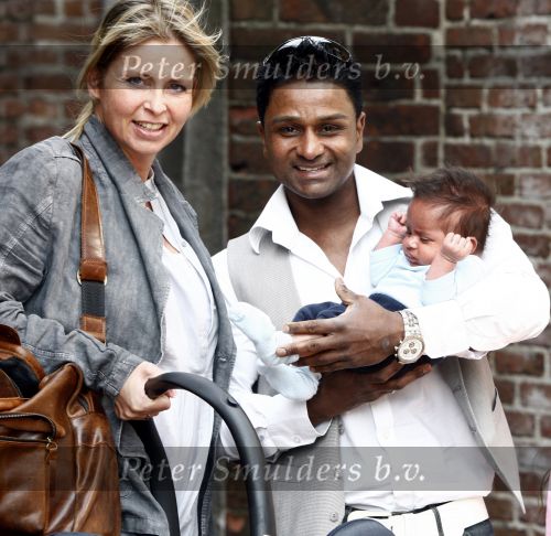 Ijsselstein Waalwijk 2 mei 2009
Karl Noten met zijn zoontje Joey Joy en zijn vrouw Chantal Peeters aan wandelen. Een dochter uit een eerdere relatie is er ook bij
Peter Smulders bv