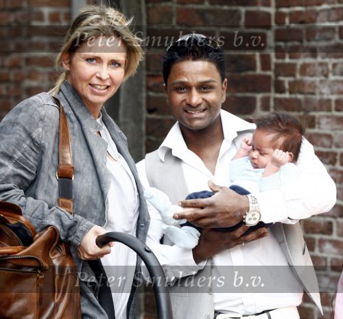Ijsselstein Waalwijk 2 mei 2009
Karl Noten met zijn zoontje Joey Joy en zijn vrouw Chantal Peeters aan wandelen. Een dochter uit een eerdere relatie is er ook bij
Peter Smulders bv