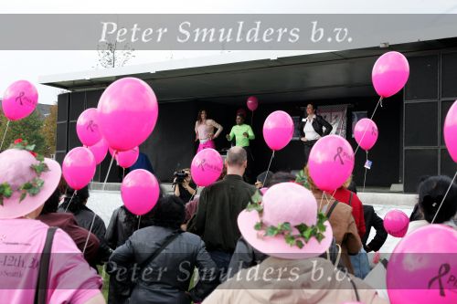 Den Haag 1 oktober 2004
Walk for life van de borstkankerbestrijding op het malieveld. Pink Ribbon
Mariska Hulscher en Karl Noten