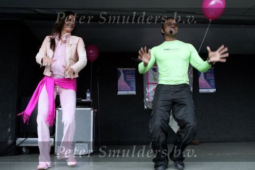 Den Haag 1 oktober 2004
Walk for life van de borstkankerbestrijding op het malieveld. Pink Ribbon
Mariska Hulscher en Karl Noten