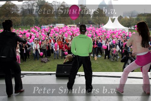 Den Haag 1 oktober 2004
Walk for life van de borstkankerbestrijding op het malieveld. Pink Ribbon
Mariska Hulscher en Karl Noten