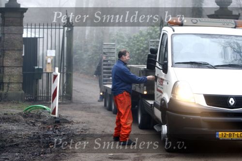 Lage Vuursche 13 februari 2008
Extra bewaking door Marechause bij Kasteel Drakenstein. Deze werknemer van een bedrijf was niet aangemeld en heeft een uur buiten de poort moeten wachten tot zijn collega\'s klaar waren
Peter Smulders bv