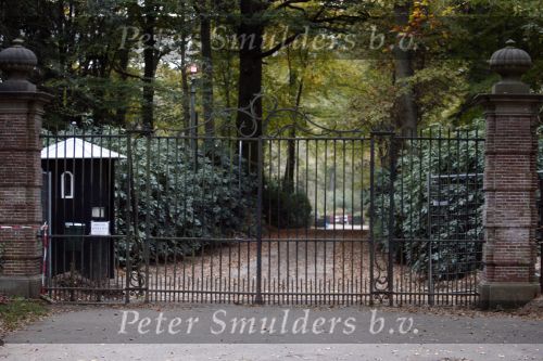 Lage Vuursche 28 oktober 2007
Verbouwing en nieuwe hekken rondom kasteel Drakensteynn waar koningin Beatrix weer gaat wonen.
Drakestein  Drakenstein  Drakesteyn