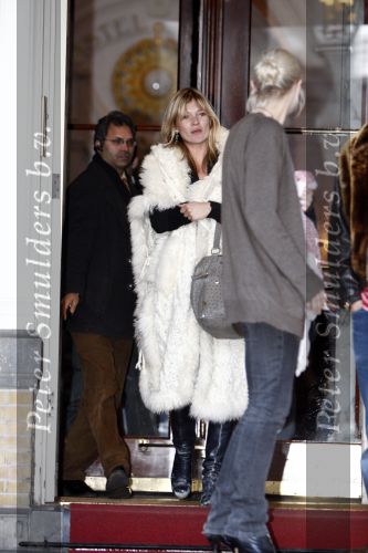 Amsterdam 24 maart 2008
Kate Moss met haar nieuwe vriend Jamie Hince bij het Amstel Hotel.
Peter Smulders bv