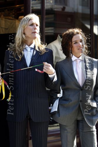 Amsterdam 12 april 2008
Katja Schuurman en Sophie Hilbrand werken voor hun programma bij oger op de pc hooftstraat. Ook komen ze albert verlinden en onno hoes tegen.