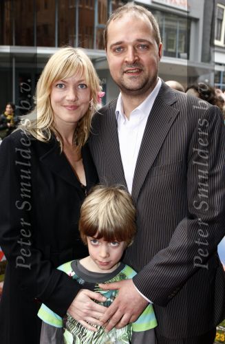 Amsterdam 12 april 2008
Kees Boot met vrouw en zoon bij de premiere van Morrison krijgt een zusje.