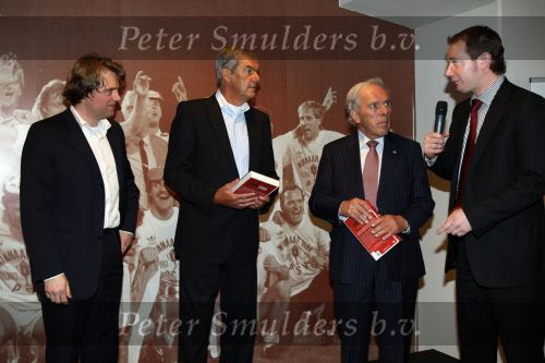 Eindhoven, 13 April 2008
Uitreiking boek PSV 1988 geschreven door Jeroen v d Berk (R ) Uitgever Jack v d Vliert ( van Uitgeverij de Boekenmaker ) Harry v Raaij en Kees Ploegsma