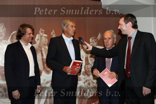 Eindhoven, 13 April 2008
Uitreiking boek PSV 1988 geschreven door Jeroen v d Berk (R ) Uitgever Jack v d Vliert ( van Uitgeverij de Boekenmaker ) Harry v Raaij en Kees Ploegsma