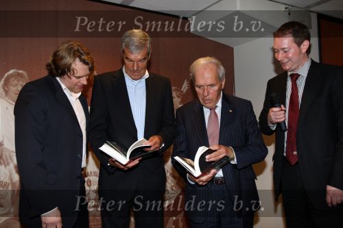 Eindhoven, 13 April 2008
Uitreiking boek PSV 1988 geschreven door Jeroen v d Berk (R ) Uitgever Jack v d Vliert ( van Uitgeverij de Boekenmaker ) Harry v Raaij en Kees Ploegsma