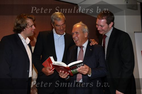 Eindhoven, 13 April 2008
Uitreiking boek PSV 1988 geschreven door Jeroen v d Berk (R ) Uitgever Jack v d Vliert ( van Uitgeverij de Boekenmaker ) Harry v Raaij en Kees Ploegsma