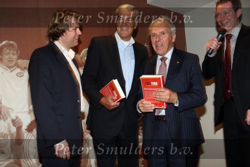 Eindhoven, 13 April 2008
Uitreiking boek PSV 1988 geschreven door Jeroen v d Berk (R ) Uitgever Jack v d Vliert ( van Uitgeverij de Boekenmaker ) Harry v Raaij en Kees Ploegsma