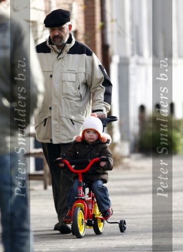 Amsterdam 26 januari 2008
Pieter v Beukering , man van Yvon Jaspers met kinderen en opa aan het wandelen. Keesje Jaspers