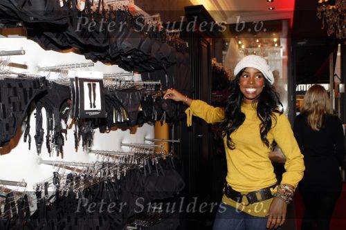 Amsterdam 7 december 2007
Kelly Rowland koopt lingerie bij Maries Dekkers in amsterdam.