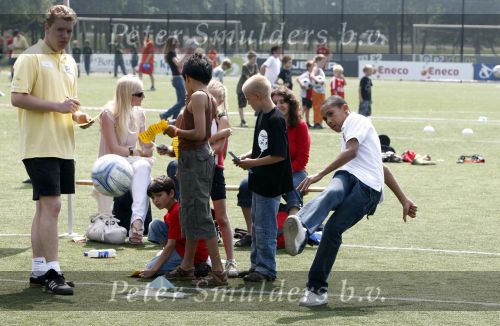 Amsterdam 7 juni 2008
Magali en Dean Gorre met hun kinderen bij dag voor ADHD op de toekomst bij Ajax. Hun zoon Kenji is een groot voetbal talent en speelt bij Manchester United.