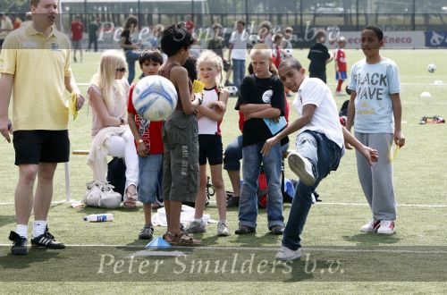 Amsterdam 7 juni 2008
Magali en Dean Gorre met hun kinderen bij dag voor ADHD op de toekomst bij Ajax. Hun zoon Kenji is een groot voetbal talent en speelt bij Manchester United.