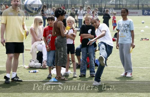 Amsterdam 7 juni 2008
Magali en Dean Gorre met hun kinderen bij dag voor ADHD op de toekomst bij Ajax. Hun zoon Kenji is een groot voetbal talent en speelt bij Manchester United.