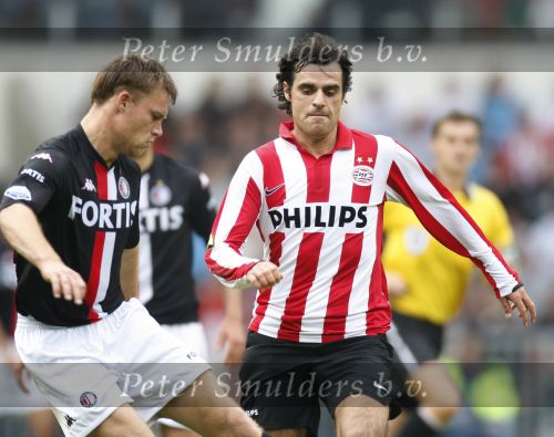 Eindhoven, 23 September 2007 Seizoen 2007/2008 Kompetitewedstrijd PSV-Feyenoord, eindstand 4-0
Kenneth Perez ( maker van 1-0 en 3-0 ) in duel met Kevin Hofland