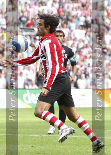 Eindhoven, 23 September 2007 Seizoen 2007/2008 Kompetitewedstrijd PSV-Feyenoord, eindstand 4-0
Kenneth Perez ( maker van 1-0 en 3-0 )