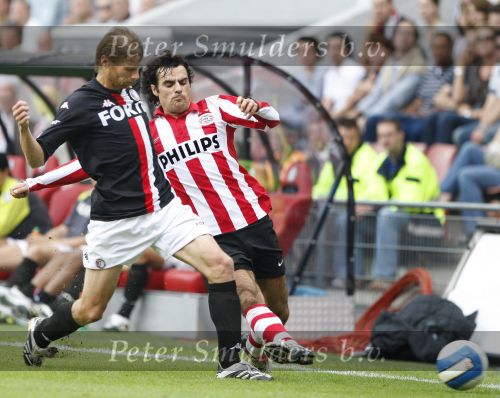 Eindhoven, 23 September 2007 Seizoen 2007/2008 Kompetitewedstrijd PSV-Feyenoord, eindstand 4-0
Kenneth Perez ( maker van 1-0 en 3-0 ) in duel met Theo Lucius