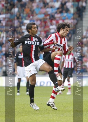 Eindhoven, 23 September 2007 Seizoen 2007/2008 Kompetitewedstrijd PSV-Feyenoord, eindstand 4-0
Kenneth Perez ( maker van 1-0 en 3-0 ) in duel met Giovanni v Bronckhorst