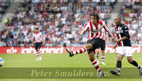 Eindhoven, 23 September 2007 Seizoen 2007/2008 Kompetitewedstrijd PSV-Feyenoord, eindstand 4-0
Kenneth Perez ( maker van 1-0 en 3-0 )