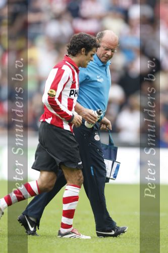 Eindhoven, 23 September 2007 Seizoen 2007/2008 Kompetitewedstrijd PSV-Feyenoord, eindstand 4-0
Kenneth Perez ( maker van 1-0 en 3-0 ) met PSV-verzorger Mart v d Heuvel
