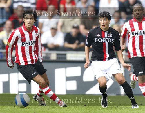 Eindhoven, 23 September 2007 Seizoen 2007/2008 Kompetitewedstrijd PSV-Feyenoord, eindstand 4-0
Kenneth Perez ( maker van 1-0 en 3-0 ) met naast hem Nuri Sahin