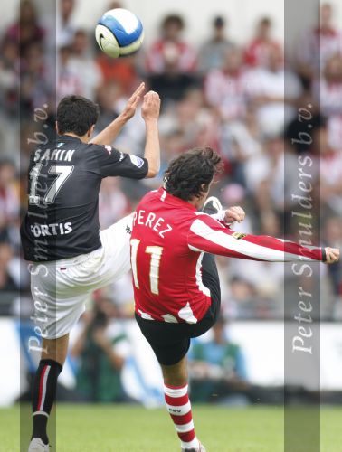Eindhoven, 23 September 2007 Seizoen 2007/2008 Kompetitewedstrijd PSV-Feyenoord, eindstand 4-0
Kenneth Perez ( maker van 1-0 en 3-0 ) in duel met Nuri Sahin