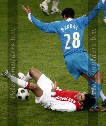 Amsterdam, 30 Januari 2008 Kompetitiewedstrijd AJAX-PSV, eindstand 0-2
Seizoen 2007/2008
Kenneth Perez in duel met oud ploeggenoot Otman Bakkal
