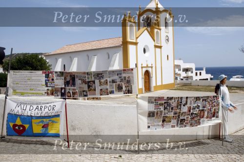 Praia da luz 3 mei 2008
Vandaag was het precies 1 jaar geleden dat Madeleine Mc Cann verdwenen is.  Ze sliepen toen in hotel ocean Club. Op deze dag was er een herdenkingsdiens in de kerk van het dorp. Familie, Michael Wright Sandy Cameron   waren aanwezig. Er waren veel cameraploegen en fotograven aanwezig.
Peter Smulders bv