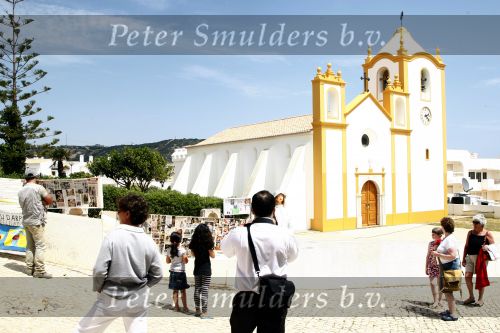 Praia da luz 3 mei 2008
Vandaag was het precies 1 jaar geleden dat Madeleine Mc Cann verdwenen is.  Ze sliepen toen in hotel ocean Club. Op deze dag was er een herdenkingsdiens in de kerk van het dorp. Familie, Michael Wright Sandy Cameron   waren aanwezig. Er waren veel cameraploegen en fotograven aanwezig.
Peter Smulders bv