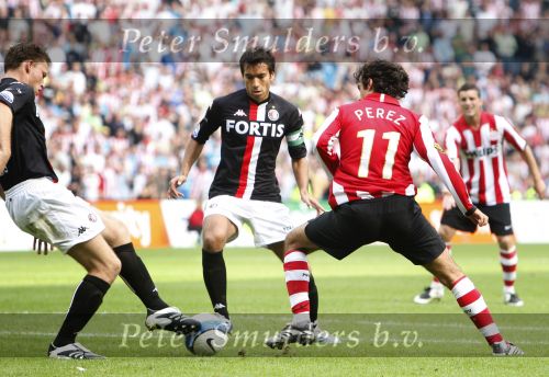 Eindhoven, 23 September 2007 Seizoen 2007/2008 Kompetitewedstrijd PSV-Feyenoord, eindstand 4-0
Kevin Hofland in duel met Kenneth Perez