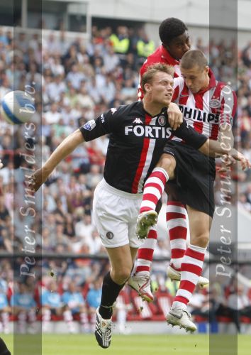 Eindhoven, 23 September 2007 Seizoen 2007/2008 Kompetitewedstrijd PSV-Feyenoord, eindstand 4-0
Kevin Hofland in duel met Timmy Simons & Eric Addo