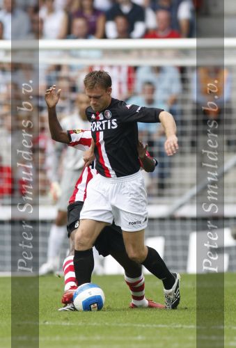 Eindhoven, 23 September 2007 Seizoen 2007/2008 Kompetitewedstrijd PSV-Feyenoord, eindstand 4-0
Kevin Hofland in duel met Edison Mendez