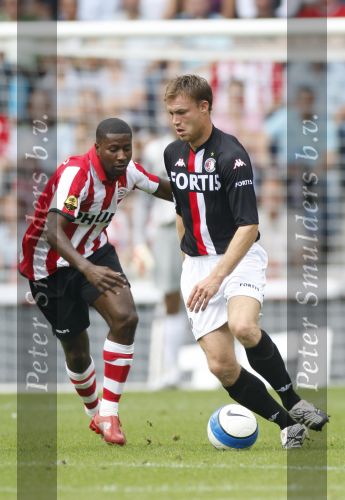 Eindhoven, 23 September 2007 Seizoen 2007/2008 Kompetitewedstrijd PSV-Feyenoord, eindstand 4-0
Kevin Hofland in duel met Edison Mendez