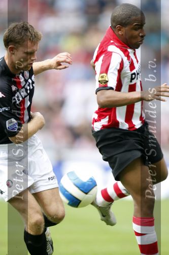 Eindhoven, 23 September 2007 Seizoen 2007/2008 Kompetitewedstrijd PSV-Feyenoord, eindstand 4-0
Kevin Hofland in duel met Jefferson Farfan