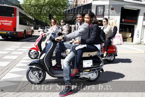 Amsterdam 12 mei 2009
Het blad Grazia organiseert samen met vespa scooters een leuke rally door amsterdam heen. Kew Jaliens met zijn vrouw
Peter Smulders bv
