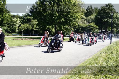 Amsterdam 12 mei 2009
Het blad Grazia organiseert samen met vespa scooters een leuke rally door amsterdam heen. Kew Jaliens met vrouw
Peter Smulders bv