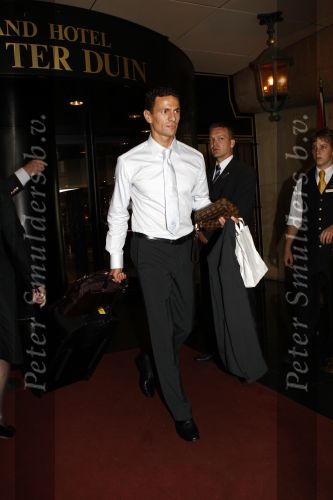 (Meerdere waarden)Noordwijk 3 juni 2008
Het Nederlands elftal vertrekt vanaf hotel huis ter Duin naar Schiphol voor het EK voetbal in Zwitserland en Oostenrijk. 
Khalid Boulahrouz
