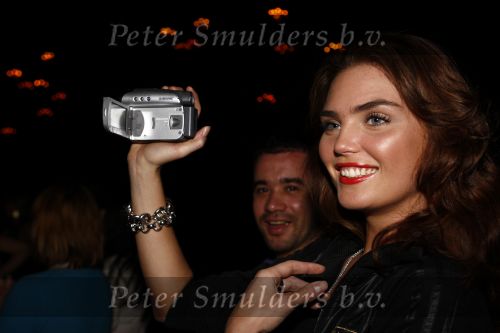 Amsterdam 29 januari 2009
Kim Feenstra bij elle style award met videocamera.
Peter Smulders bv