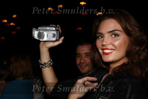 Amsterdam 29 januari 2009
Kim Feenstra bij elle style award met videocamera.
Peter Smulders bv