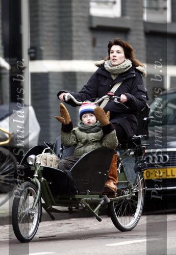 Amsterdam 24 januari 2009
Kim v Kooten met zoon in bakfiets.
Peter Smulders bv
