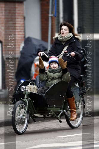 Amsterdam 24 januari 2009
Kim v Kooten met zoon in bakfiets.
Peter Smulders bv