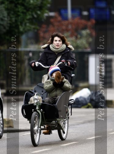 Amsterdam 24 januari 2009
Kim v Kooten met zoon in bakfiets.
Peter Smulders bv