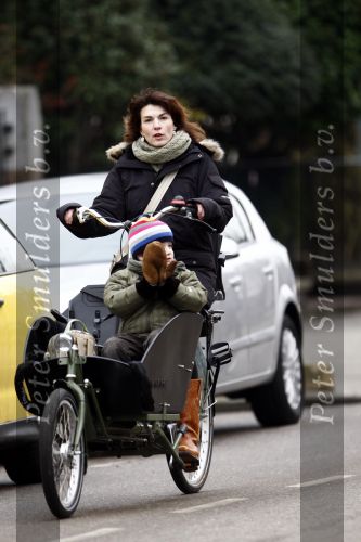 Amsterdam 24 januari 2009
Kim v Kooten met zoon in bakfiets.
Peter Smulders bv